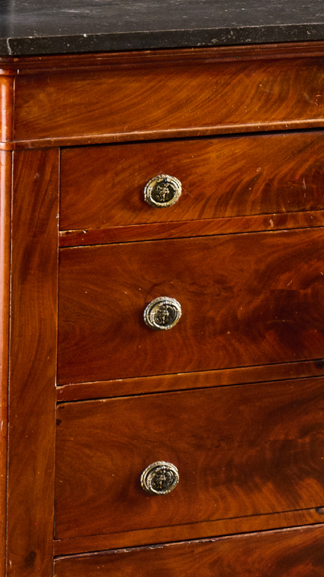 L815 Flame Mahogany w/ Marble Top