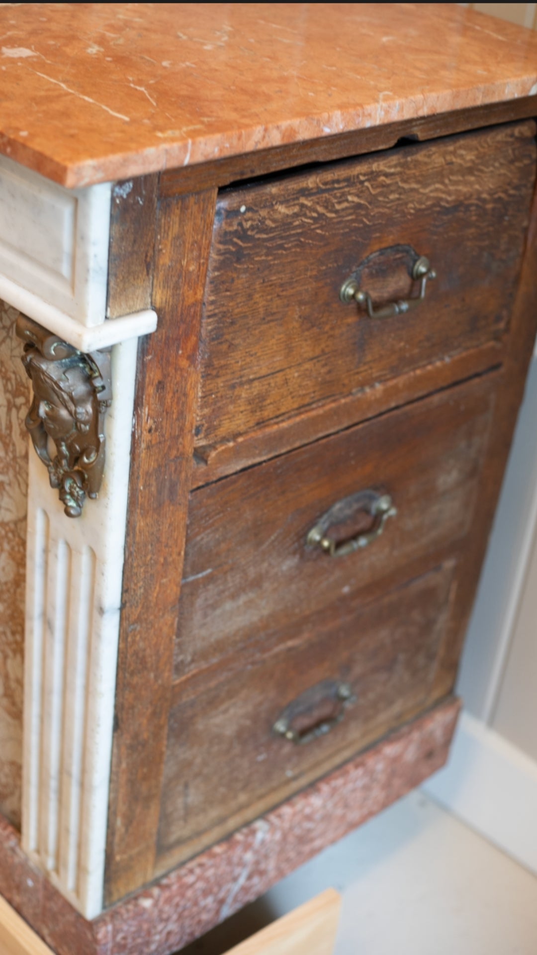 L182 Marble Counter
