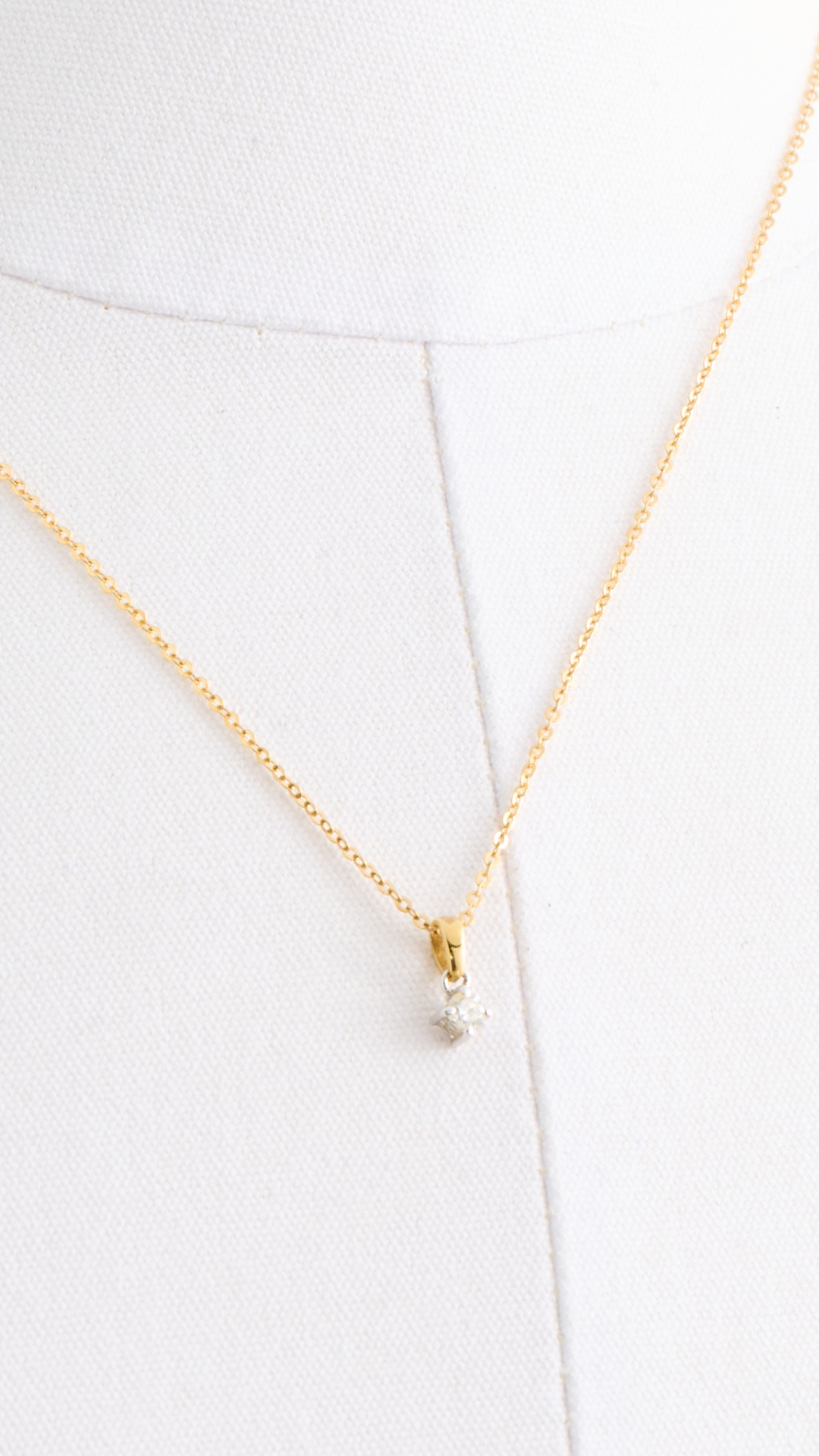 18ct Gold w/Diamond Solitary Necklace