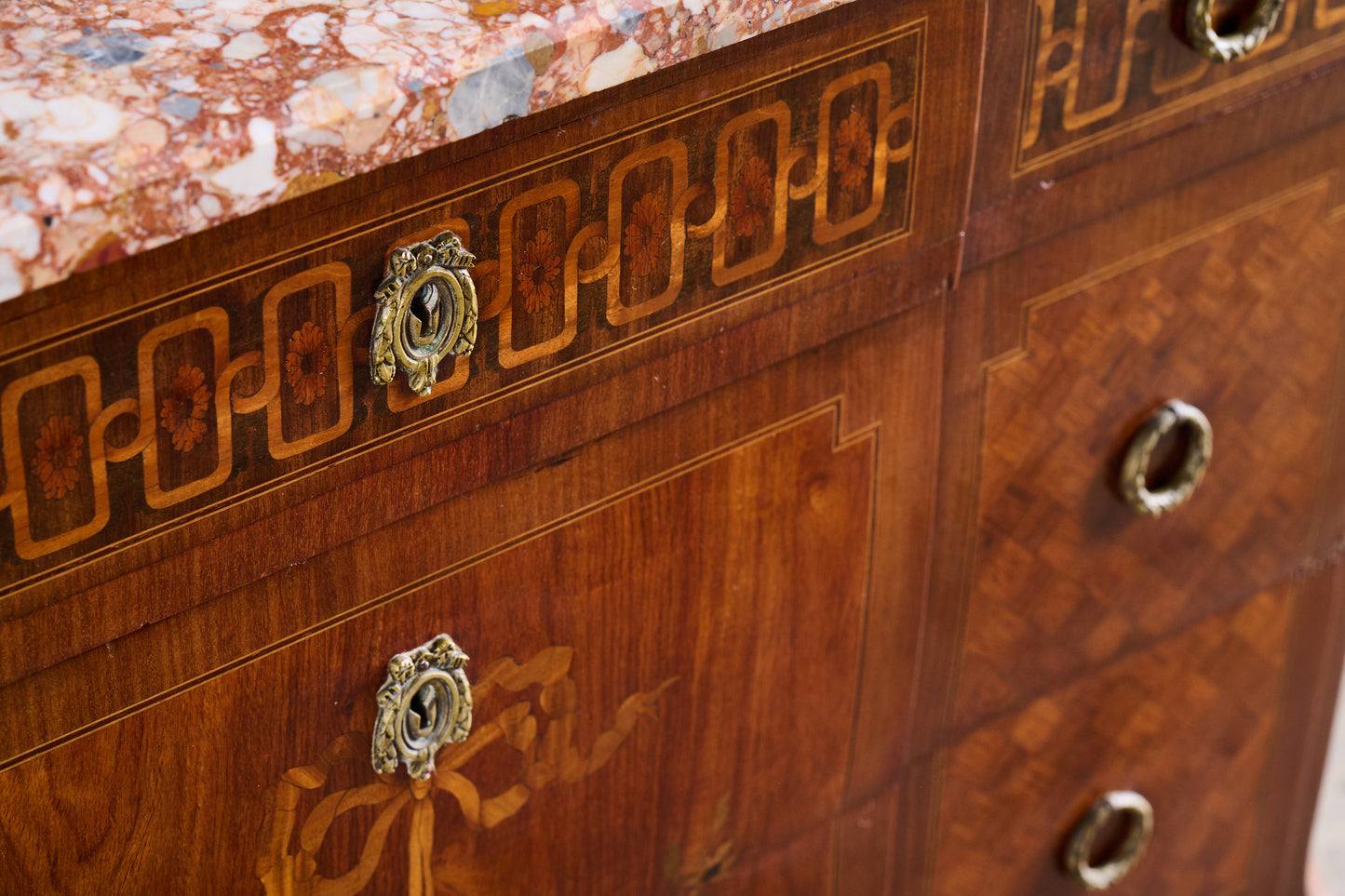 L684 Inlay Dresser w/ Unique Marble Top