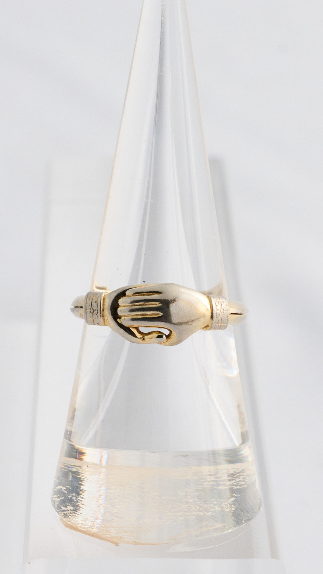 2 Hands Ring