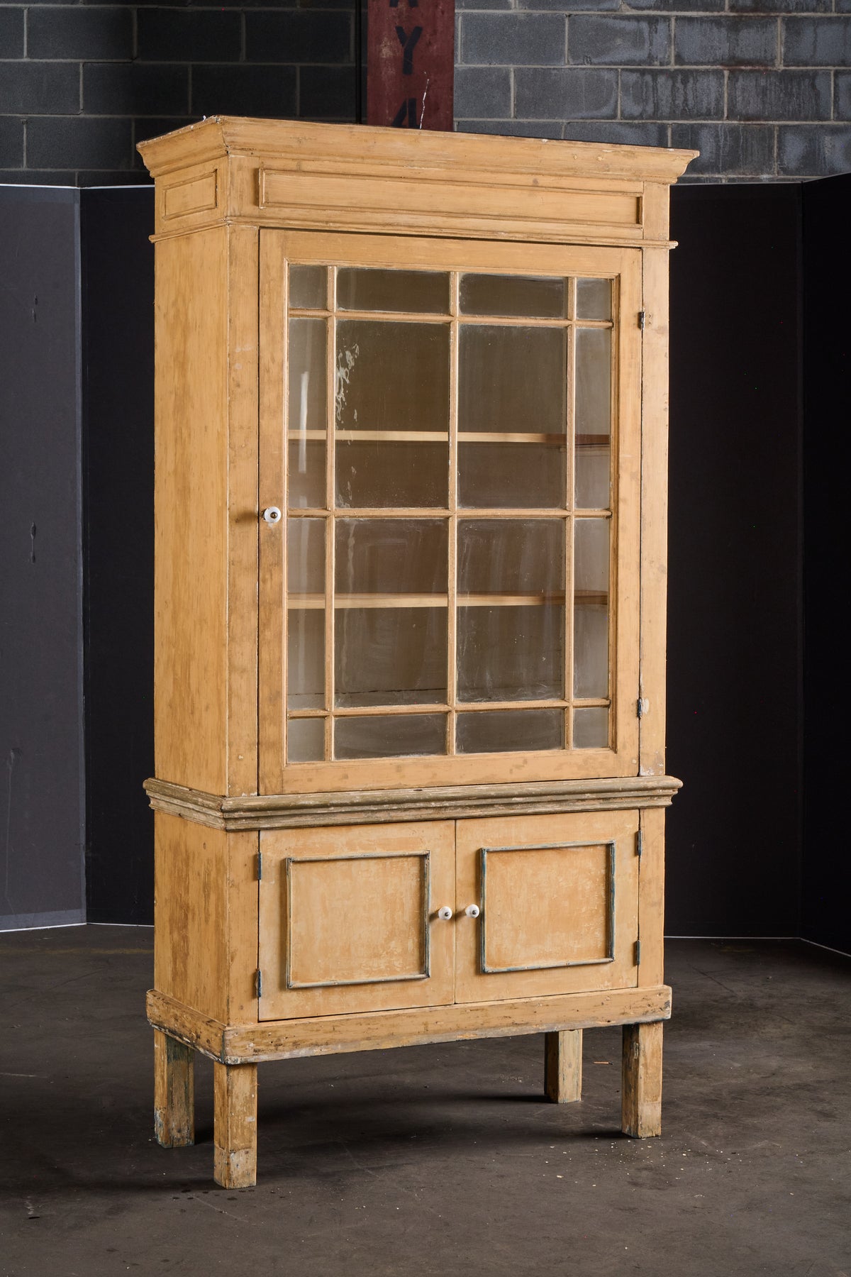 AO10 Cabinet